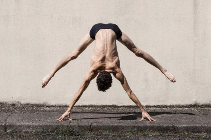 El contorsionista que transforma su cuerpo en el de un alienígena (FOTOS)