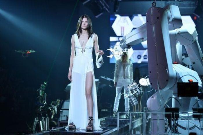 Robots, Courtney Love y una pasarela que se mueve sola: el desfile de Philipp Plein en Milán