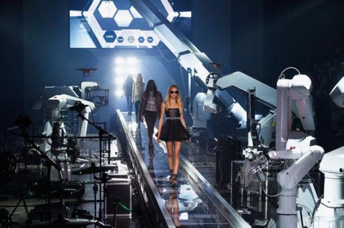 Robots, Courtney Love y una pasarela que se mueve sola: el desfile de Philipp Plein en Milán