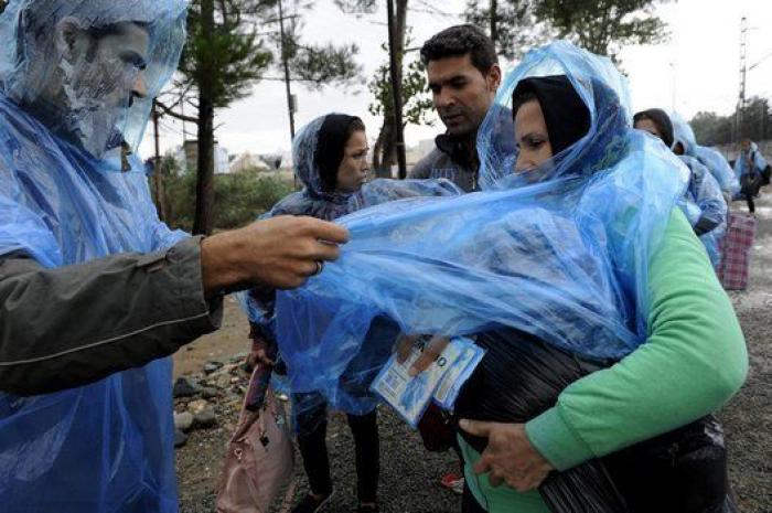 La lluvia y el frío complican el éxodo de los refugiados (FOTOS)