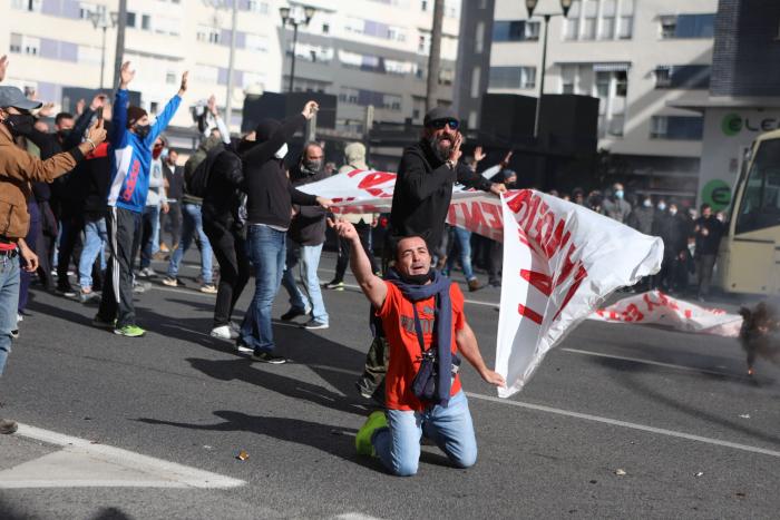 Cargas policiales en la protesta en apoyo al sector del metal en Cádiz