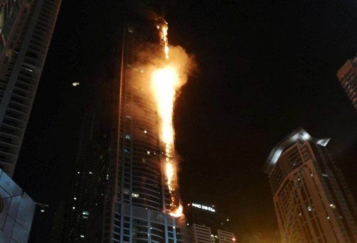 Dubái: un espectacular incendio afecta a uno de los rascacielos más altos del mundo