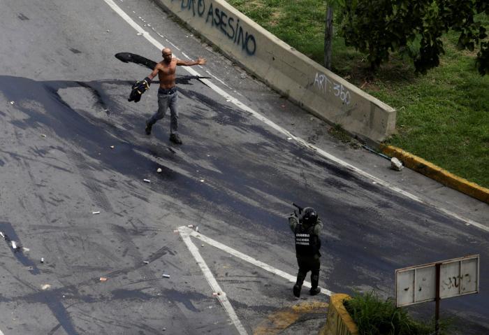 Una protesta contra Maduro atranca Caracas y limita la actividad comercial