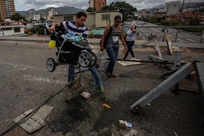 El paro convocado por la oposición en Venezuela termina con dos muertos y al menos 173 detenidos