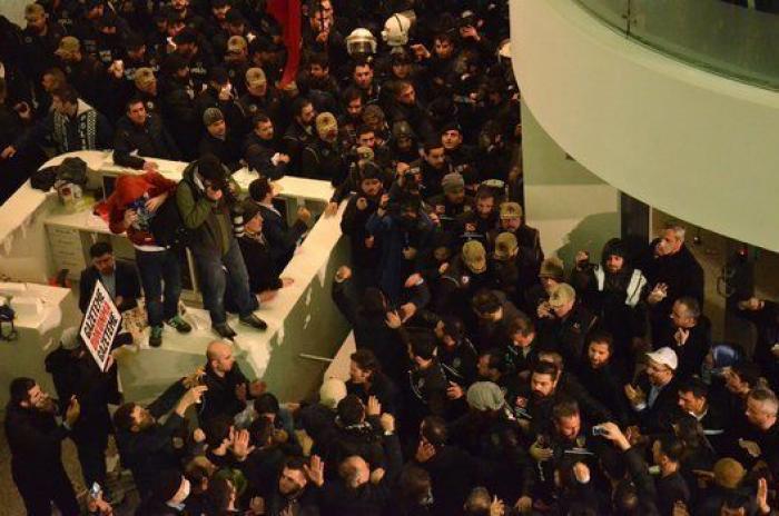 Periodistas turcos denuncian ser juzgados por terrorismo por pedir una pizza