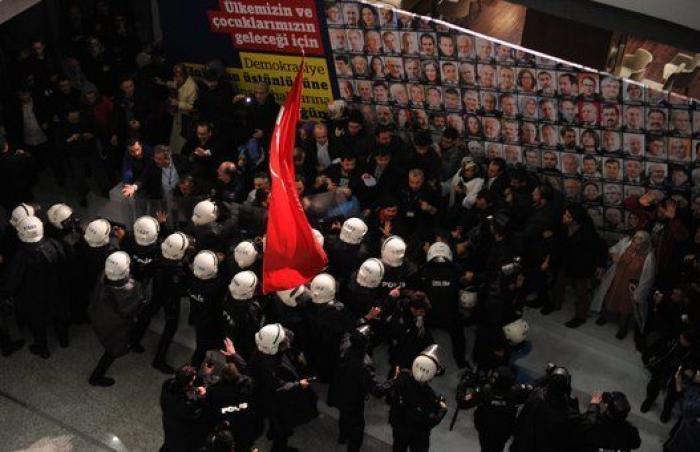 Periodistas turcos denuncian ser juzgados por terrorismo por pedir una pizza