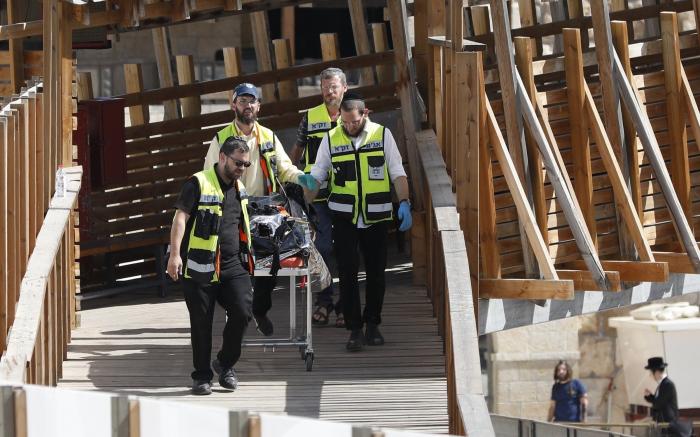 Jerusalén: Dos policías israelíes muertos tras el ataque de tres palestinos, que han sido abatidos en la Ciudad Vieja
