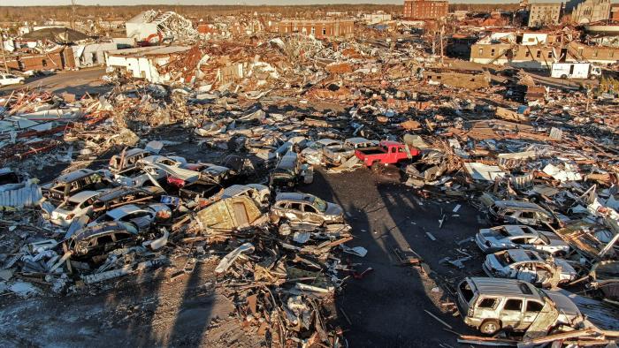 Los trabajadores de la fábrica arrasada por un tornado en EEUU fueron amenazados con el despido si se iban