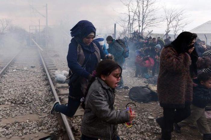 La policía macedonia usa gases lacrimógenos contra los refugiados