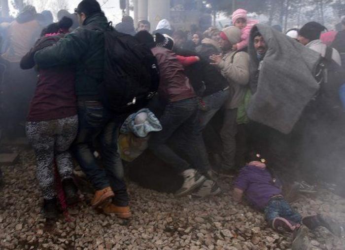 La policía macedonia usa gases lacrimógenos contra los refugiados