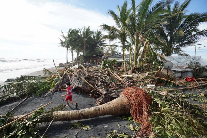 Más de 375 muertos y 50 desaparecidos ya tras el paso del tifón Rai por Filipinas