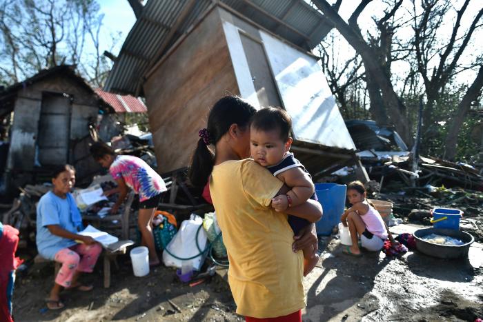 Más de 375 muertos y 50 desaparecidos ya tras el paso del tifón Rai por Filipinas