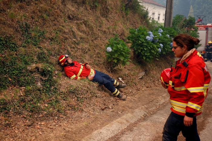 Así trabajan los bomberos madrileños en el incendio de Portugal