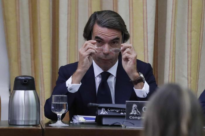 Dentro de la comparecencia de Aznar: el "golpista" Rufián, miradas que matan, abucheos y 'El Padrino'