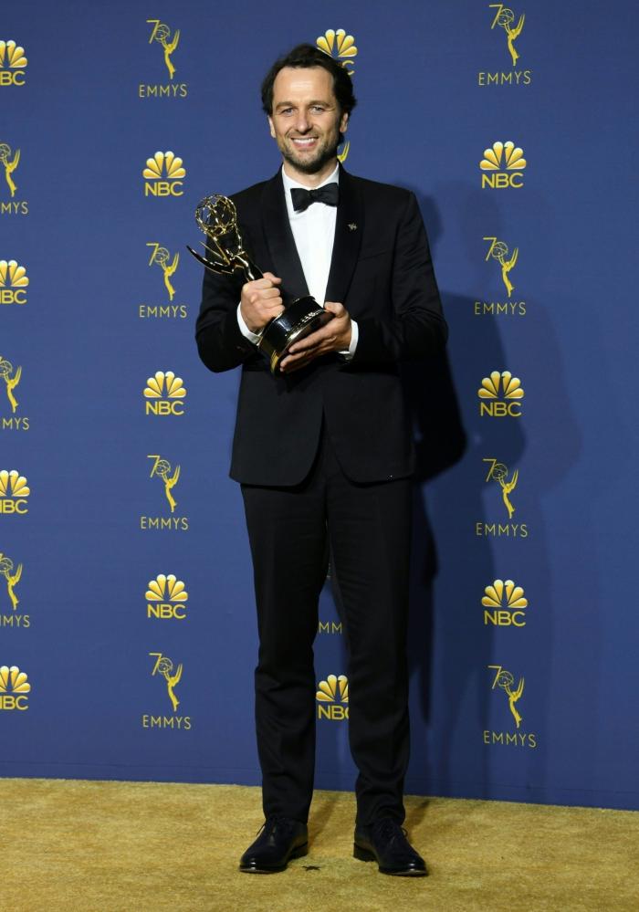 El momento épico (y sin sujetador) en el que Alex Bortsein salió a recoger su Emmy