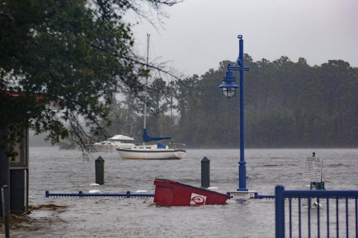 El huracán 'Florence', debilitado, sigue causando "catastróficas inundaciones" en las dos Carolinas