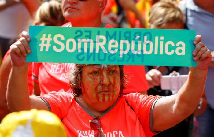 Cientos de miles de personas celebran una 'Diada' a favor de la república y los políticos independentistas presos