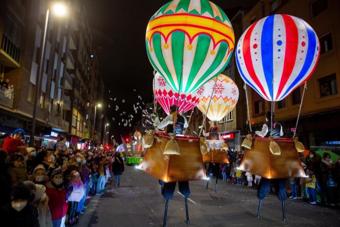Estrellas, lluvia e ilusión: la cabalgata de Reyes vuelve a las calles de Madrid
