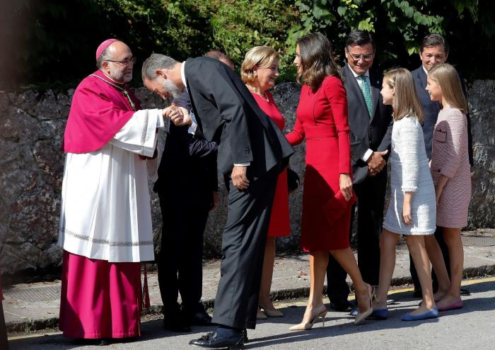 La reina Letizia vuelve a apostar por el rojo en los Centenarios de Covadonga 2018