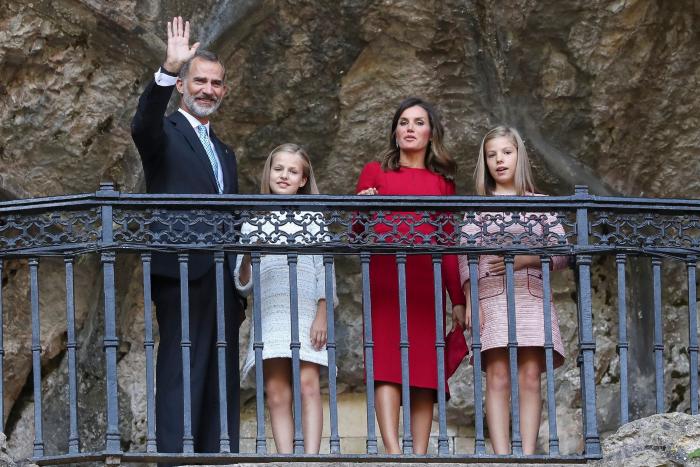 La reina Letizia vuelve a apostar por el rojo en los Centenarios de Covadonga 2018