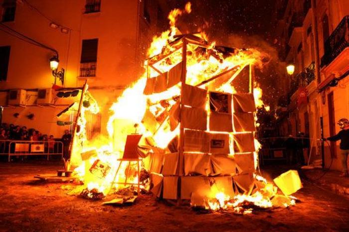 2.000 ejemplares de 'El Diari Indultat' arden en la cremà de las Fallas
