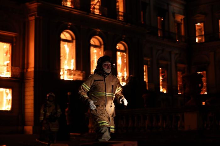 Brasil pierde "200 años de historia" por un voraz incendio en el Museo Nacional