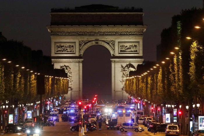 El novio del policía asesinado en París celebra una boda póstuma