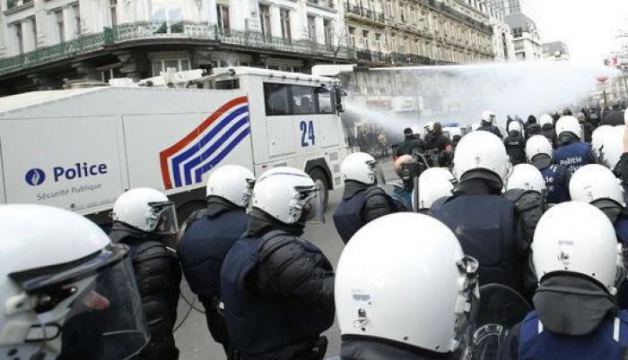 La Policía dispersa con cañones de agua a grupos extremistas en una marcha por los atentados en Bruselas