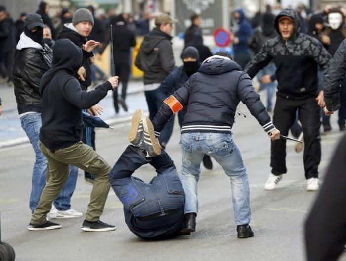 La Policía dispersa con cañones de agua a grupos extremistas en una marcha por los atentados en Bruselas