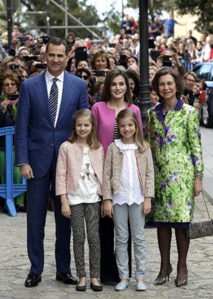 Los Reyes, sus hijas y la reina Sofía asisten en Palma a la misa de Pascua