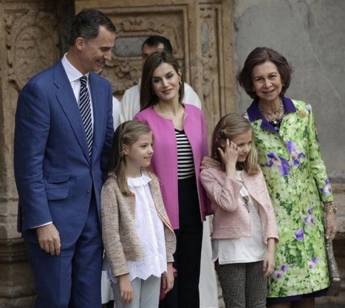 Los Reyes, sus hijas y la reina Sofía asisten en Palma a la misa de Pascua