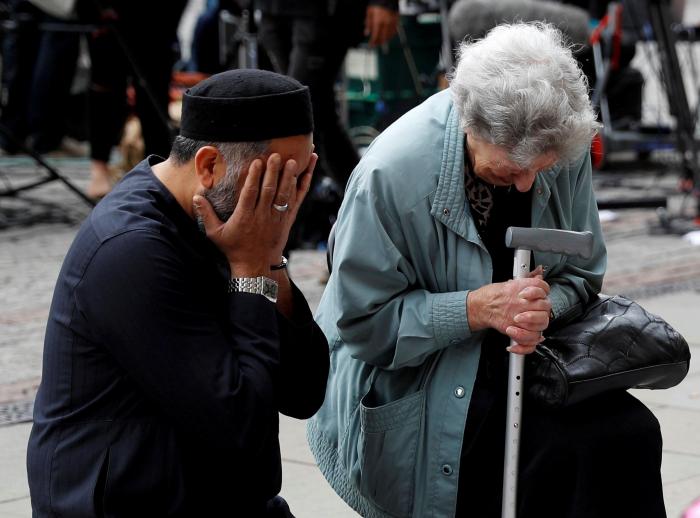 Unidos por el dolor: la emocionante imagen de una judía y un musulmán rindiendo tributo a las víctimas de Manchester