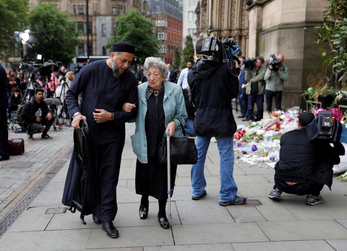 Unidos por el dolor: la emocionante imagen de una judía y un musulmán rindiendo tributo a las víctimas de Manchester