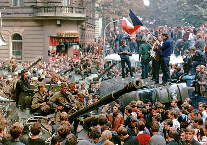La batalla que casi se libró entre militares soviéticos y figurantes checos en 1968