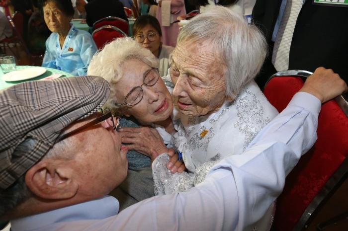 Cientos de coreanos separados por la guerra vuelven a abrazarse gracias a la distensión política