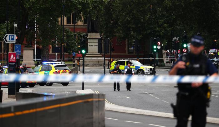 Al menos tres heridos tras el choque de un automóvil contra las barreras del Parlamento británico