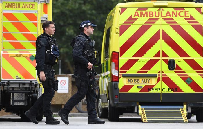 Al menos tres heridos tras el choque de un automóvil contra las barreras del Parlamento británico
