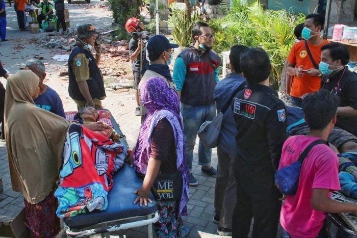 El número de muertos por el terremoto en la isla indonesia de Lombok supera ya los 400