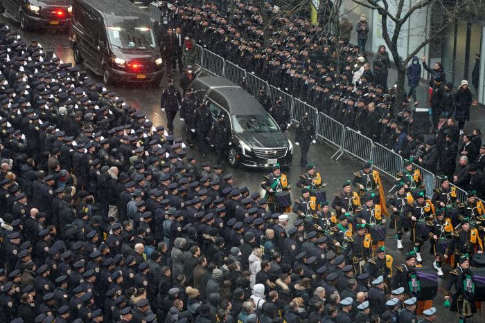 El impresionante y emotivo funeral en Nueva York por un agente de la Policía muerto en un tiroteo