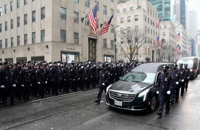 El impresionante y emotivo funeral en Nueva York por un agente de la Policía muerto en un tiroteo