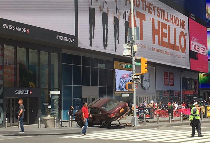 Un coche arrolla a varias personas en Times Square