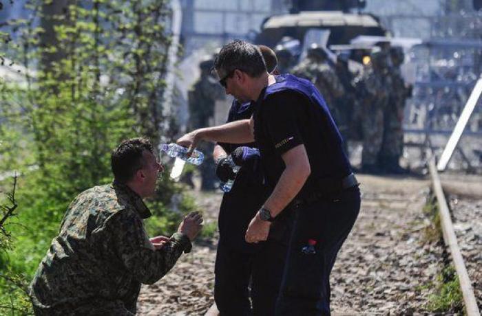 La Guardia fronteriza macedonia reprime con gases un intento de cruzar la frontera por parte de los refugiados