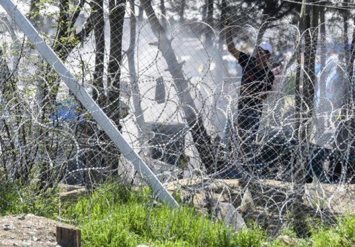 La Guardia fronteriza macedonia reprime con gases un intento de cruzar la frontera por parte de los refugiados