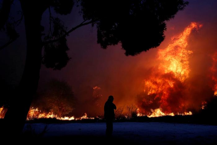Las fotos del horror: los griegos luchan desesperadamente contra las llamas