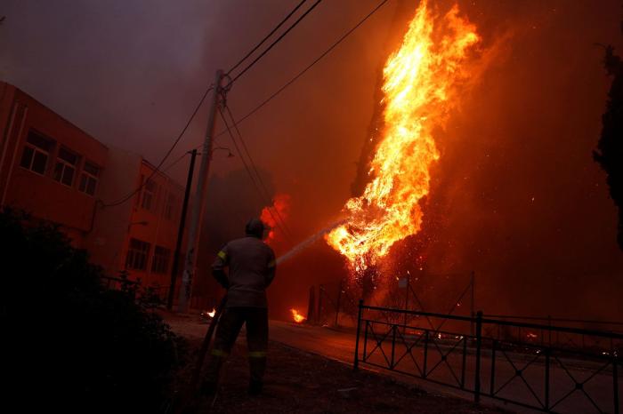 Los aterradores vídeos de los fuegos descontrolados que arrasan Grecia