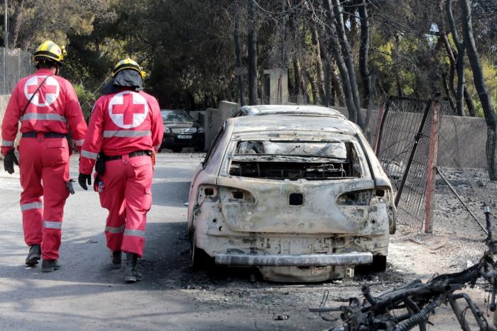 Los aterradores vídeos de los fuegos descontrolados que arrasan Grecia