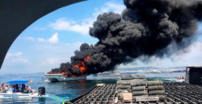 Arde un barco turístico con 50 personas a bordo en Pontevedra