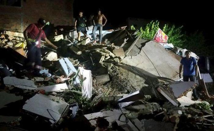 El emotivo rescate de un perro entre los escombros tras el terremoto en Ecuador