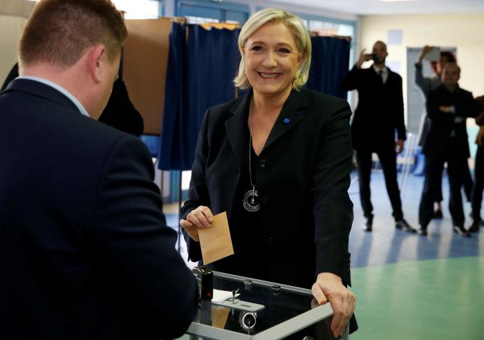 Le Pen trolea a Macron y se presenta en una fábrica en huelga justo antes de que lo hiciera su oponente