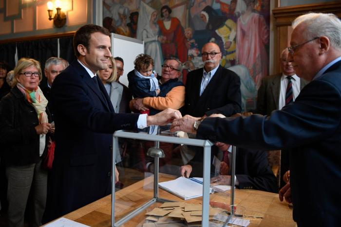 Los socialistas franceses afrontan una derrota histórica y piden el voto para Macron